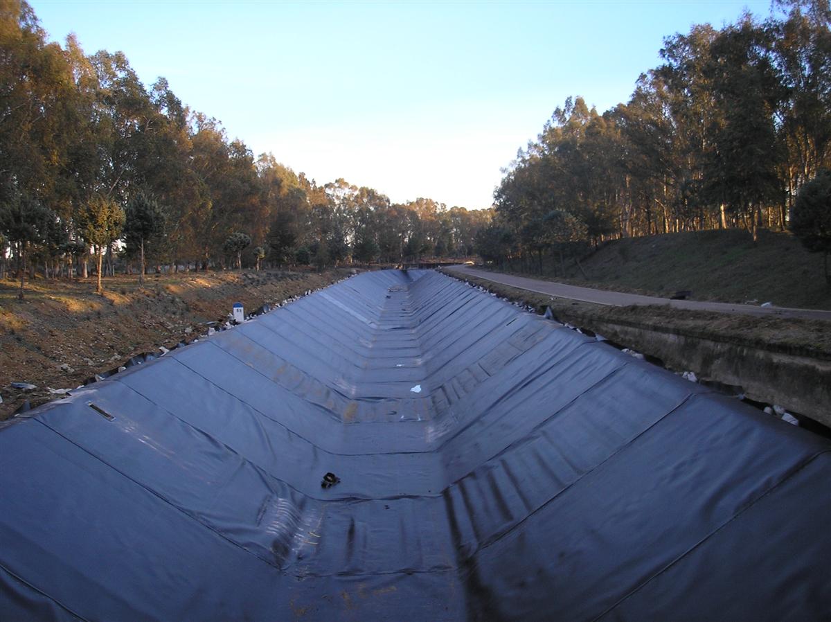 Canales de agua. Revestimiento con geomembrana HDPE - Tingeo