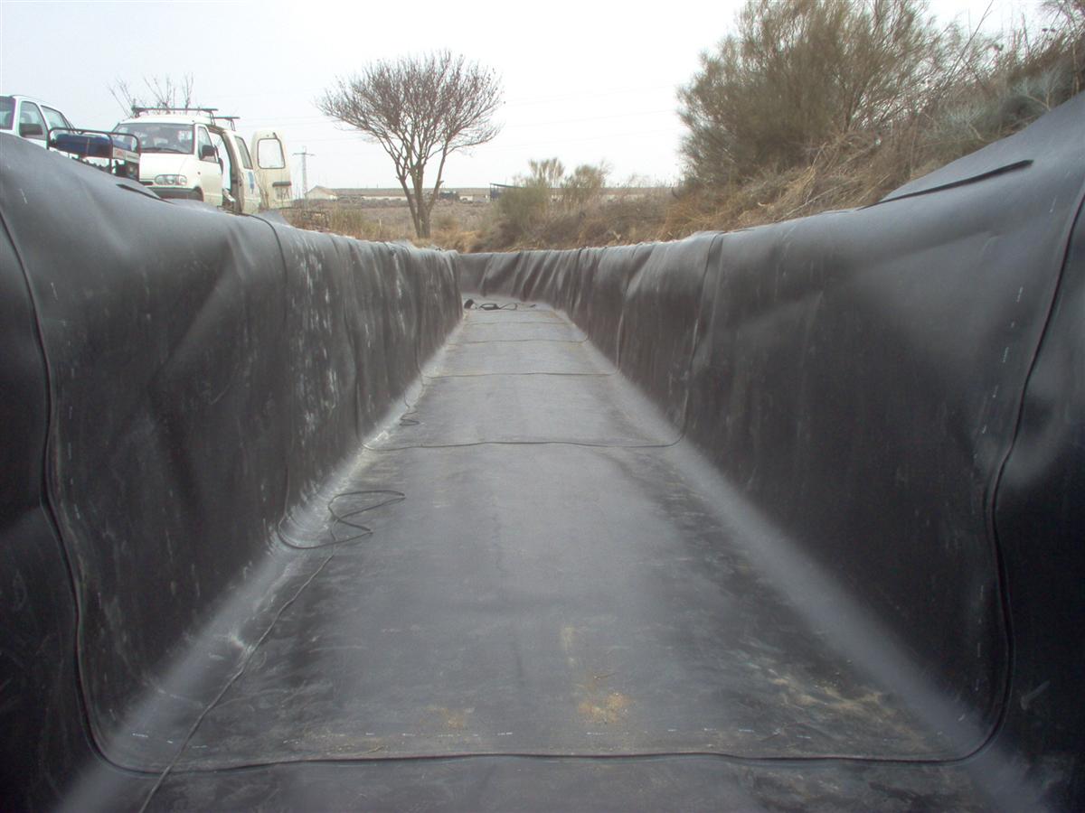 Canales de agua. Revestimiento con geomembrana HDPE - Tingeo